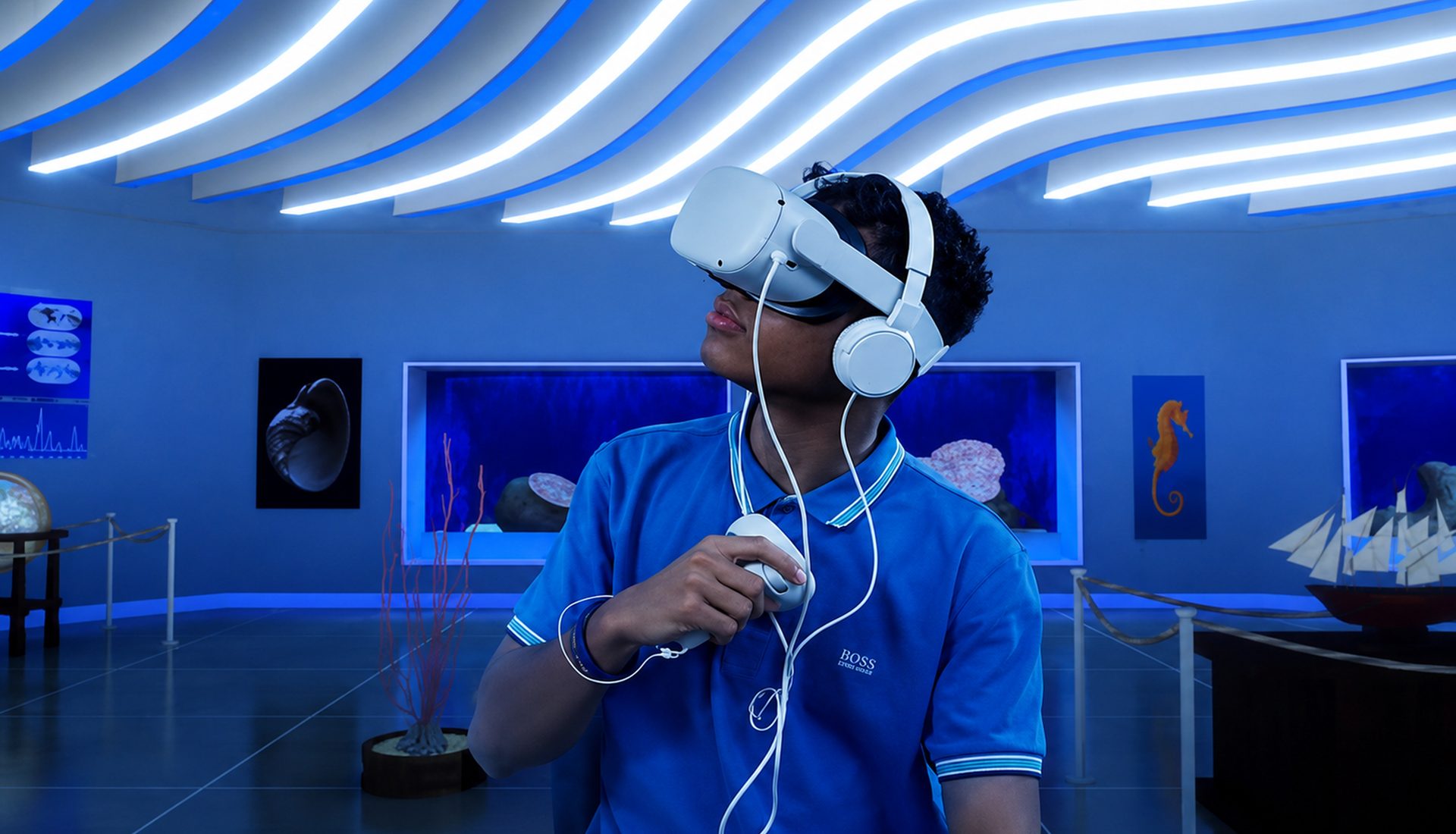 Joven en un entorno virtual de acuario durante la evaluación Nesplora