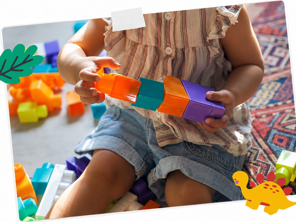 Niña jugando con bloques de colores