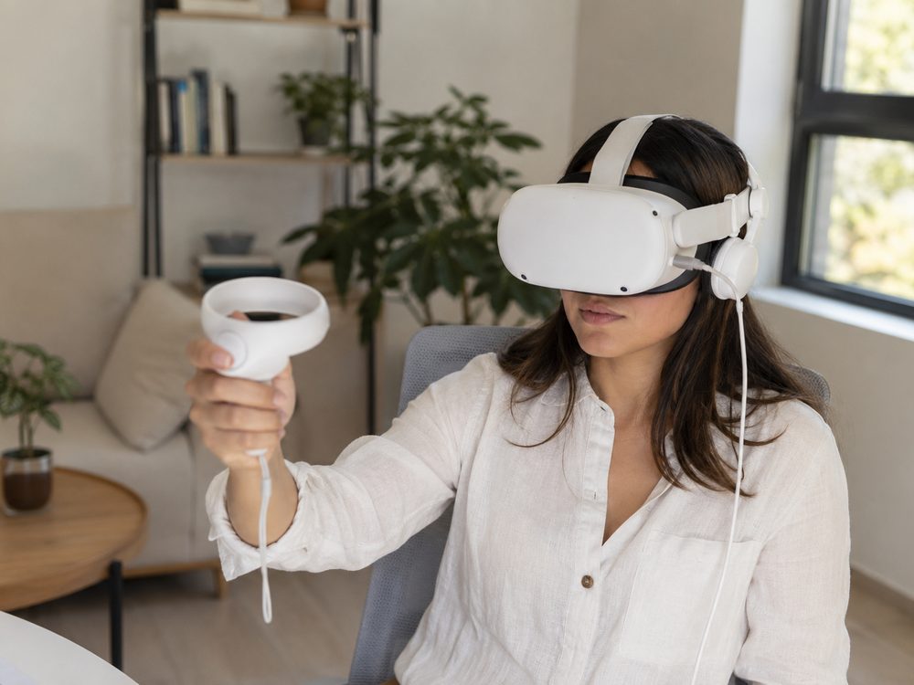 Mujer adulta durante una evaluación con realidad virtual